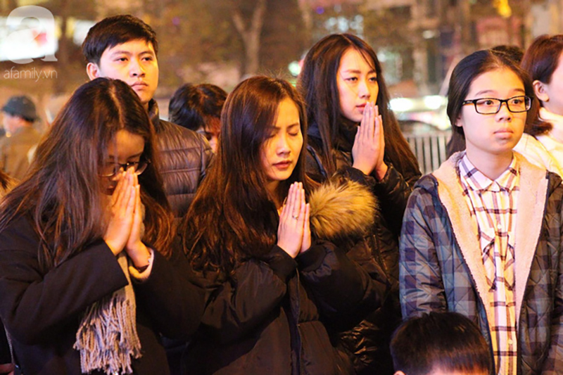 Chùm ảnh: Hàng nghìn người dân đổ về chùa Phúc Khánh cúng sao giải hạn đầu năm